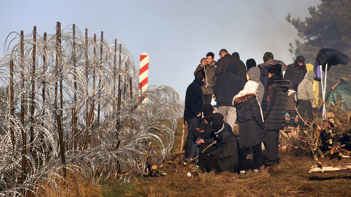 Dráty a zima. Jinak vláda migranty z Běloruska odradit neumí, říká reportér